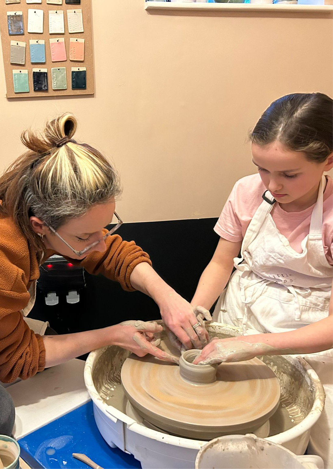 Family and young people throwing session