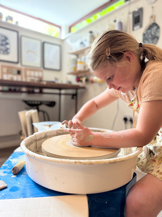Family and young people throwing session