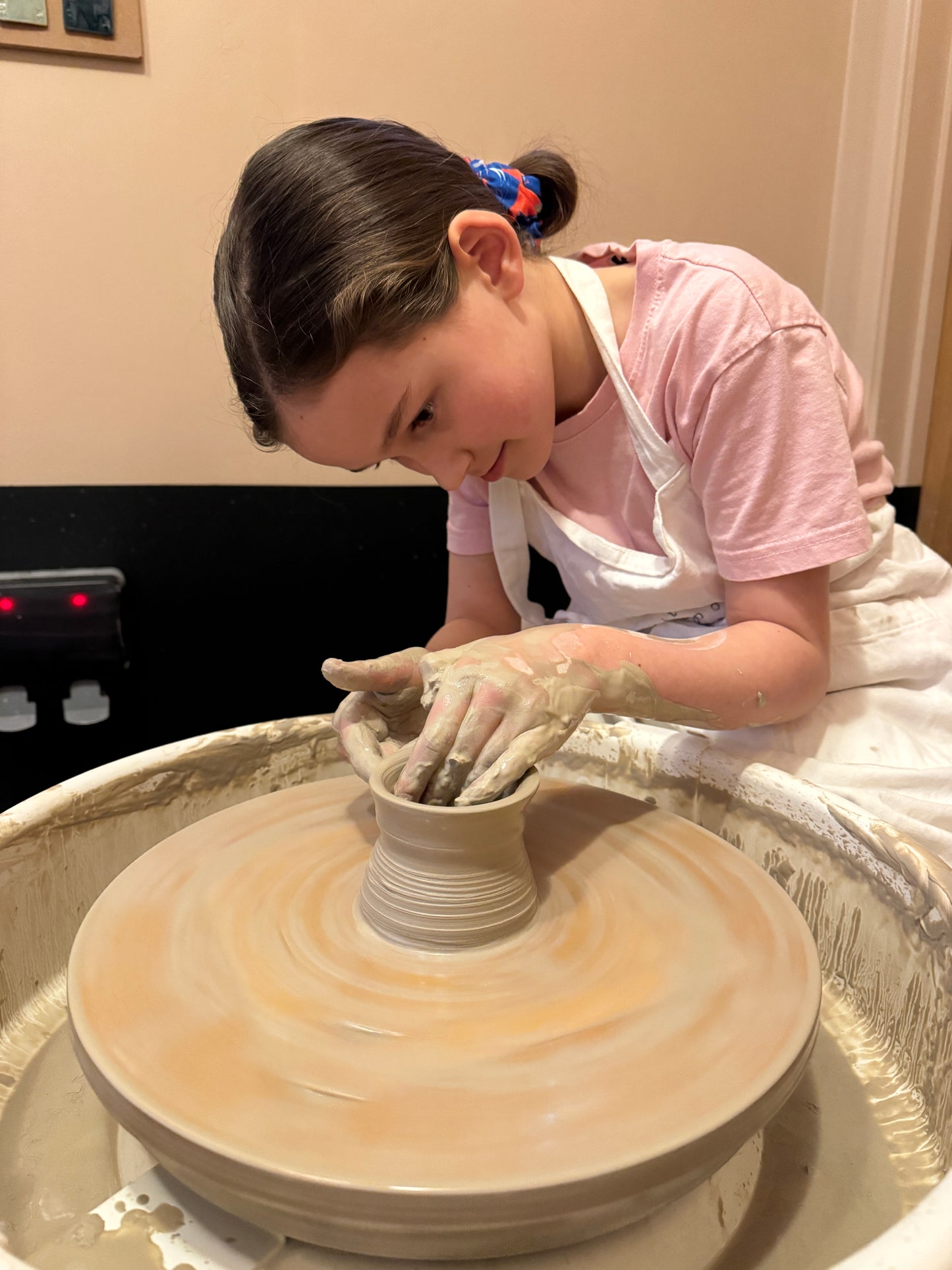 Family and young people throwing session