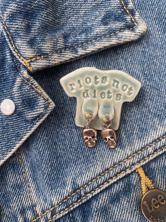 Badge *Riots not diets* skull tits