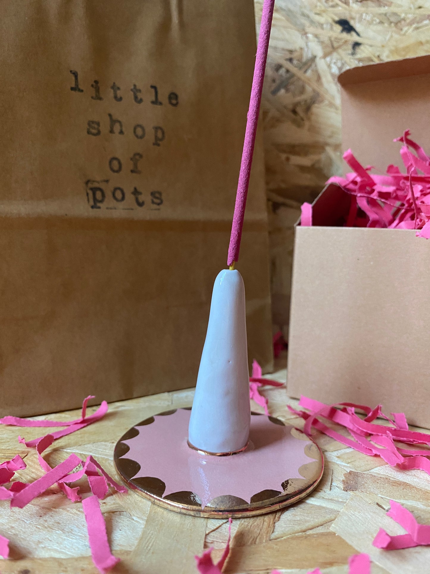 Incense holder (scalloped base, pink)