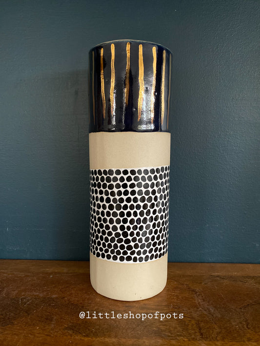 Cast vase (navy/spot)